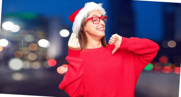 Junge Hübsche Frau Weihnachtskonzept Editierbarer Hintergrund — Stockfoto