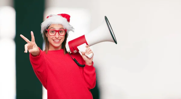 若いきれいな女性のクリスマス コンセプト 編集可能な背景 — ストック写真