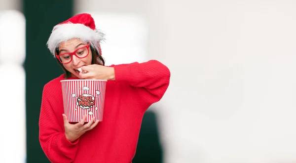 Junge Hübsche Frau Weihnachtskonzept Editierbarer Hintergrund — Stockfoto