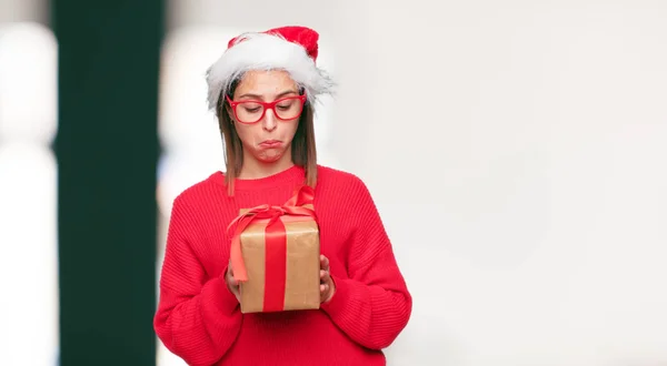 若いきれいな女性のクリスマス コンセプト 編集可能な背景 — ストック写真