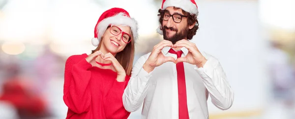 Junges Paar Das Sein Weihnachtskonzept Ausdrückt Paar Und Hintergrund Verschiedenen — Stockfoto