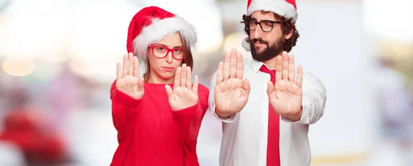 Joven Pareja Expresando Concepto Navidad Pareja Fondo Diferentes Capas — Foto de Stock