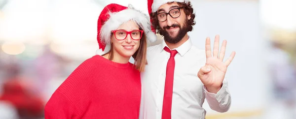 Junges Paar Das Sein Weihnachtskonzept Ausdrückt Paar Und Hintergrund Verschiedenen — Stockfoto