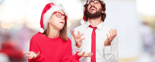 Pasangan Muda Mengekspresikan Konsep Natal Pasangan Dan Latar Belakang Lapis — Stok Foto
