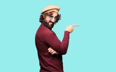 Bir bere ve kızgın ifade ile Fransız sanatçı