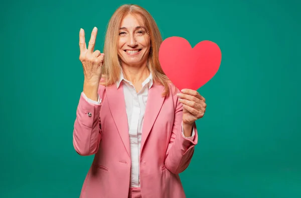 Seniorin Mit Valentinstag Konzept — Stockfoto