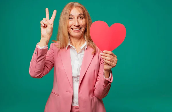 Seniorin Mit Valentinstag Konzept — Stockfoto