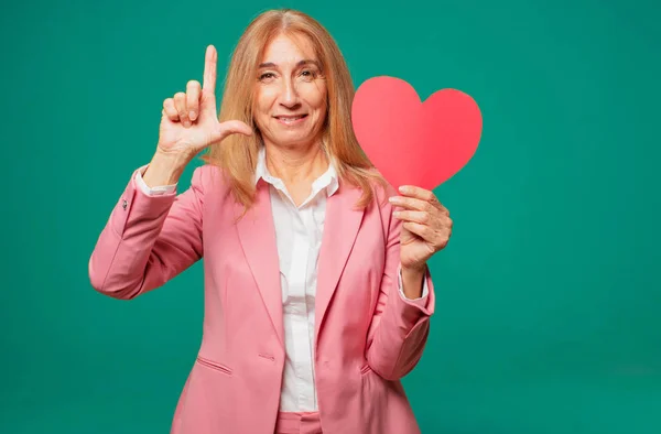 Mulher Bonita Sênior Com Conceito Dia Dos Namorados — Fotografia de Stock