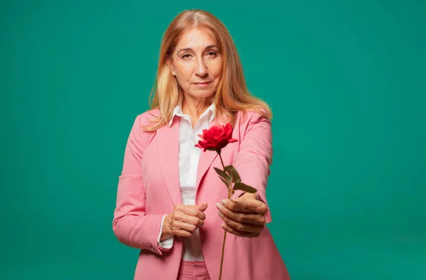Старший Вродлива Жінка Концепцією День Святого Валентина — стокове фото