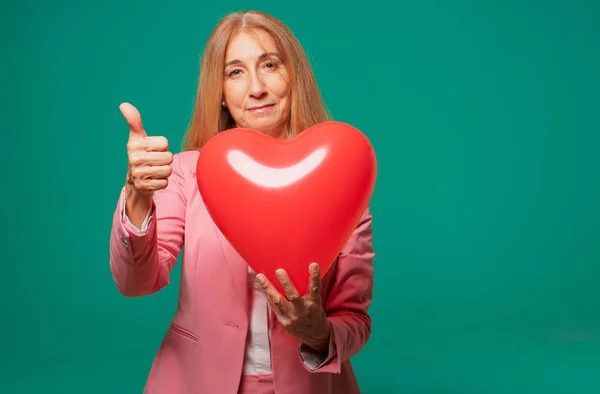 Seniorin Mit Valentinstag Konzept — Stockfoto