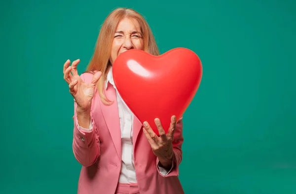 Seniorin Mit Valentinstag Konzept — Stockfoto