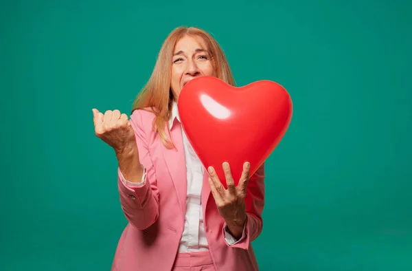 Seniorin Mit Valentinstag Konzept — Stockfoto