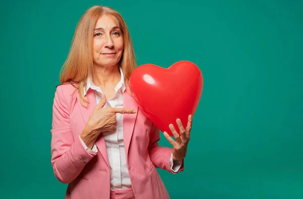 Seniorin Mit Valentinstag Konzept — Stockfoto