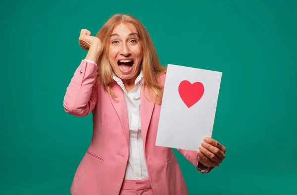 Seniorin Mit Valentinstag Konzept — Stockfoto