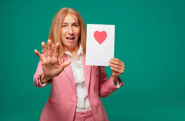 Seniorin Mit Valentinstag Konzept — Stockfoto