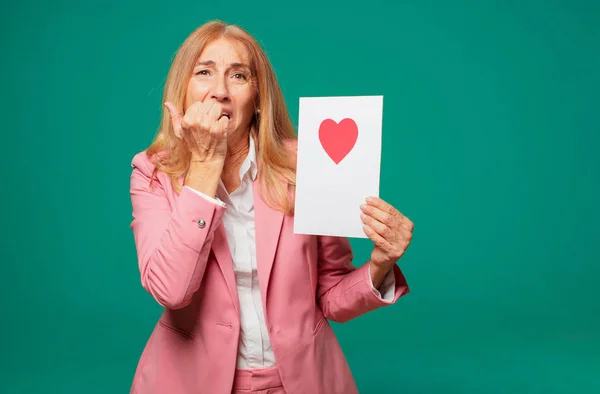 Seniorin Mit Valentinstag Konzept — Stockfoto