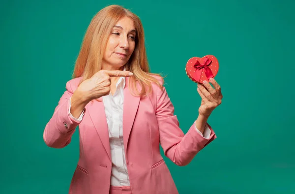 Mulher Bonita Sênior Com Conceito Dia Dos Namorados — Fotografia de Stock