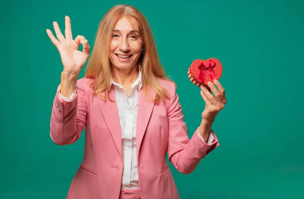 Mulher Bonita Sênior Com Conceito Dia Dos Namorados — Fotografia de Stock