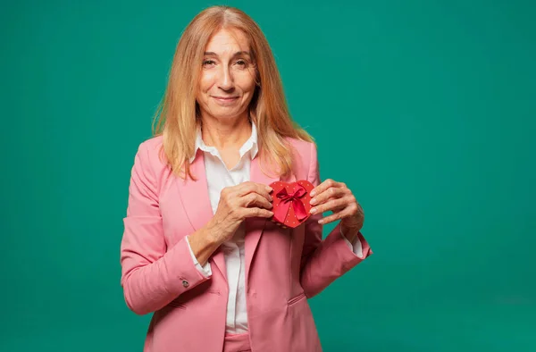 Mulher Bonita Sênior Com Conceito Dia Dos Namorados — Fotografia de Stock