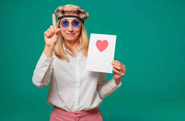 Mulher Bonita Sênior Com Conceito Dia Dos Namorados — Fotografia de Stock