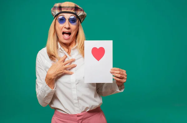 Seniorin Mit Valentinstag Konzept — Stockfoto