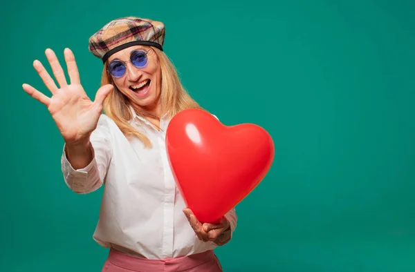 Seniorin Mit Valentinstag Konzept — Stockfoto