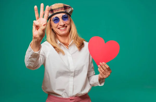 Seniorin Mit Valentinstag Konzept — Stockfoto