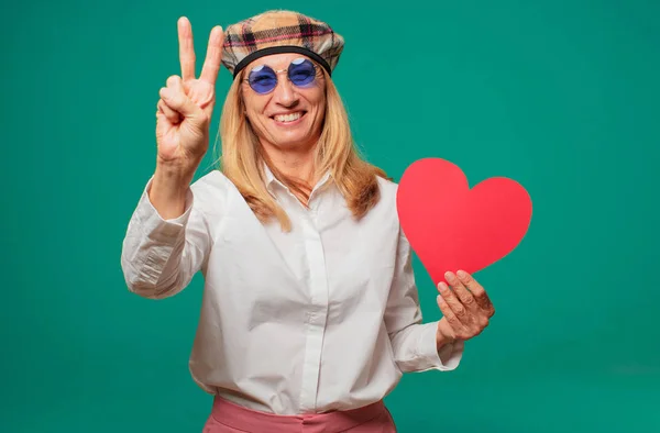 Seniorin Mit Valentinstag Konzept — Stockfoto