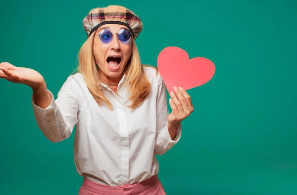 Seniorin Mit Valentinstag Konzept — Stockfoto