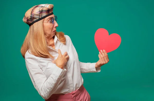 Seniorin Mit Valentinstag Konzept — Stockfoto