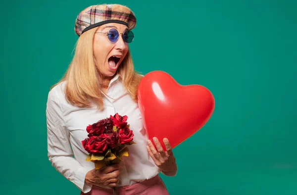 Seniorin Mit Valentinstag Konzept — Stockfoto
