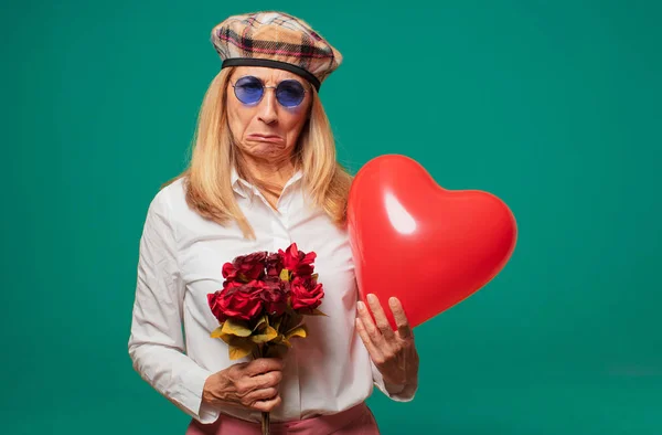 Seniorin Mit Valentinstag Konzept — Stockfoto