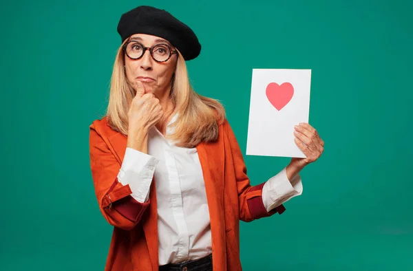 Senior Mooie Vrouw Met Valentijnsdag Concept — Stockfoto