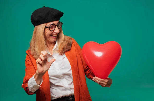 Seniorin Mit Valentinstag Konzept — Stockfoto