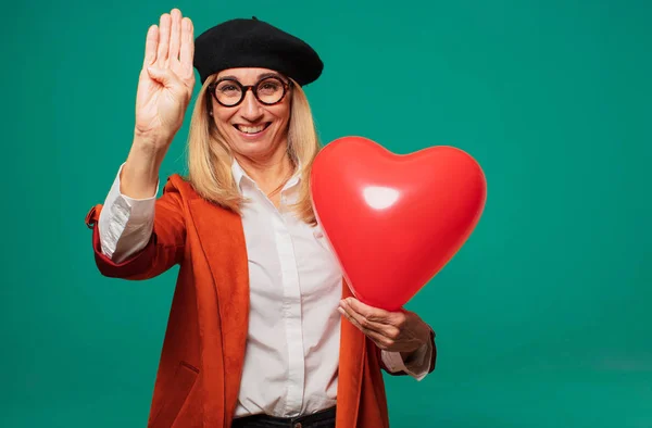 Seniorin Mit Valentinstag Konzept — Stockfoto