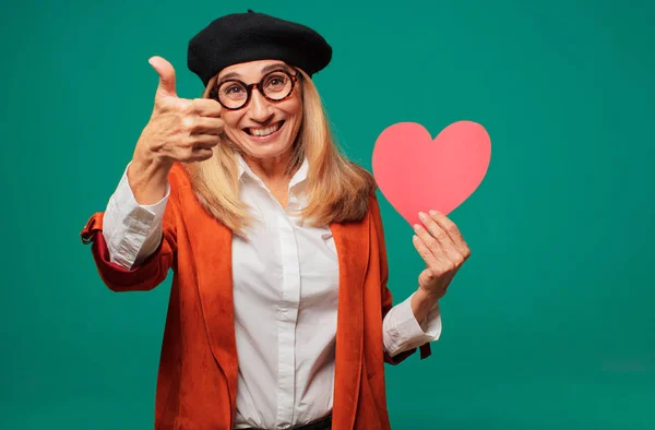 Seniorin Mit Valentinstag Konzept — Stockfoto