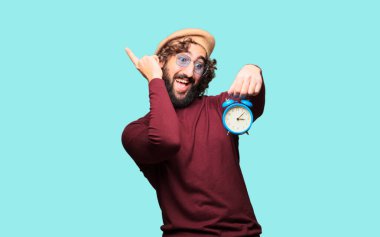 Bir çalar saat tutan bir bere ile Fransız sanatçı