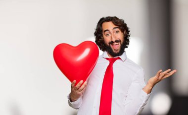 Sevgililer günü konsepti ile genç deli adam