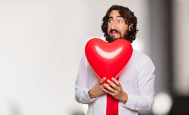 Sevgililer günü konsepti ile genç deli adam