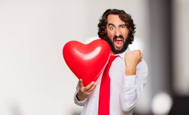 Sevgililer günü konsepti ile genç deli adam