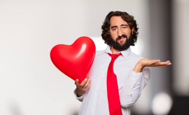 Sevgililer günü konsepti ile genç deli adam