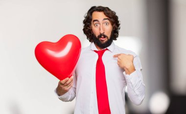 Sevgililer günü konsepti ile genç deli adam