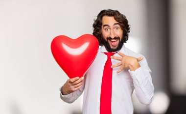 Sevgililer günü konsepti ile genç deli adam