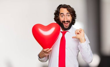 Sevgililer günü konsepti ile genç deli adam