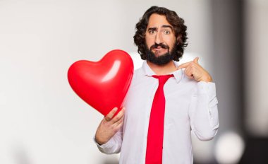 Sevgililer günü konsepti ile genç deli adam