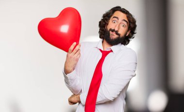 Sevgililer günü konsepti ile genç deli adam