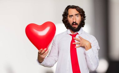 Sevgililer günü konsepti ile genç deli adam