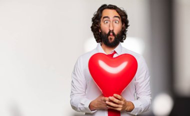 Sevgililer günü konsepti ile genç deli adam