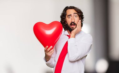 Sevgililer günü konsepti ile genç deli adam