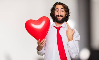 Sevgililer günü konsepti ile genç deli adam